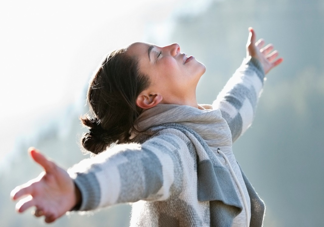 Girl at St. Patrick's Day parade wearing a hat with Irish flag colors